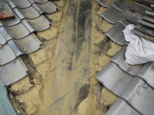 小野市の谷板金工事で既存谷板金を撤去した様子